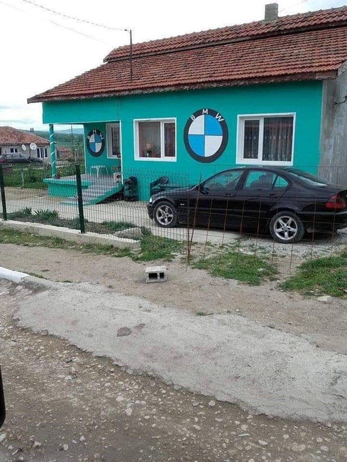 Glavna atrakcija u selu: Ovaj čovjek je svima htio jasno dati do znanja da vozi BMW, pogledajte mu kuću