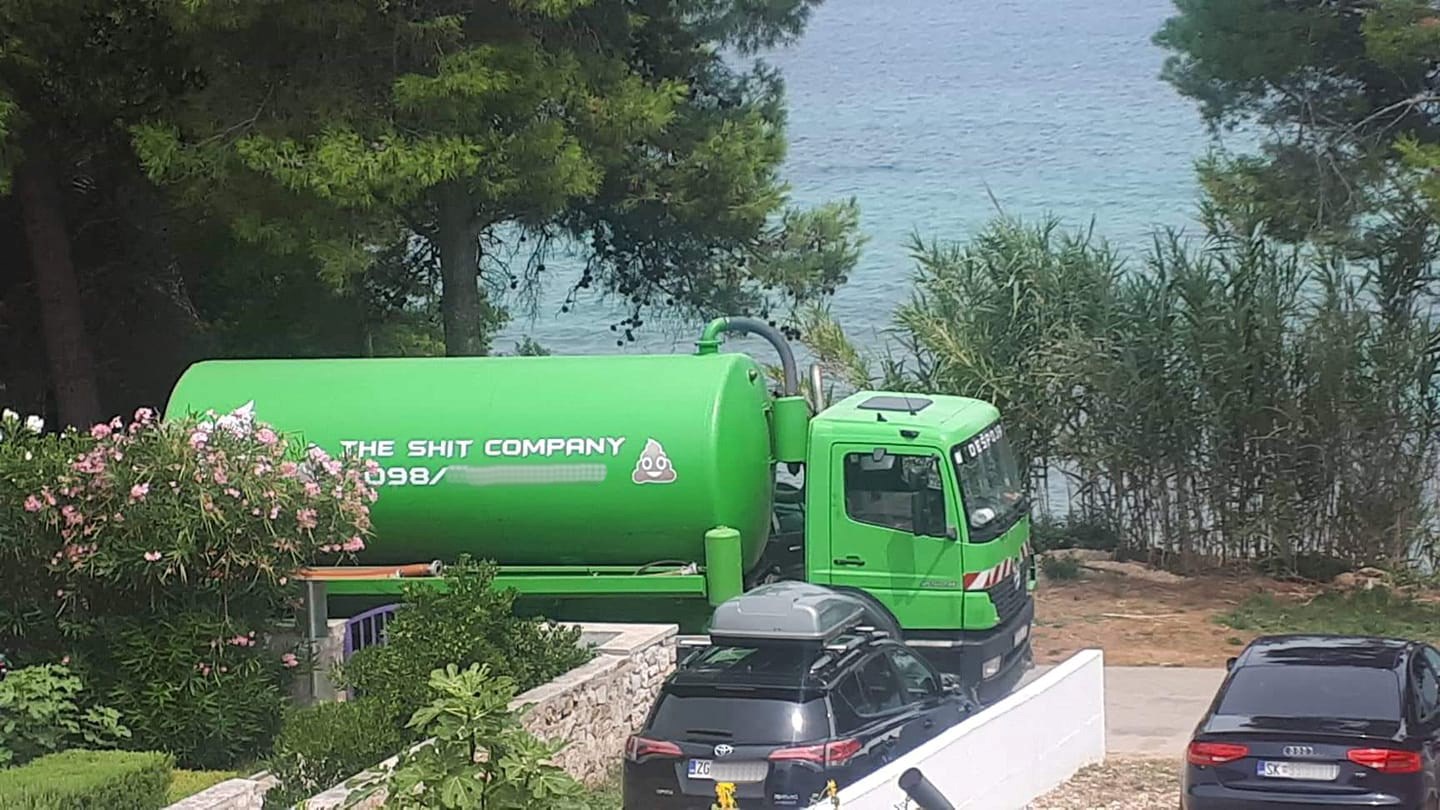 Čovjek treba imati smisla za humor kad mu je izmet sastavni dio radnog dana, ovo je odličan primjer