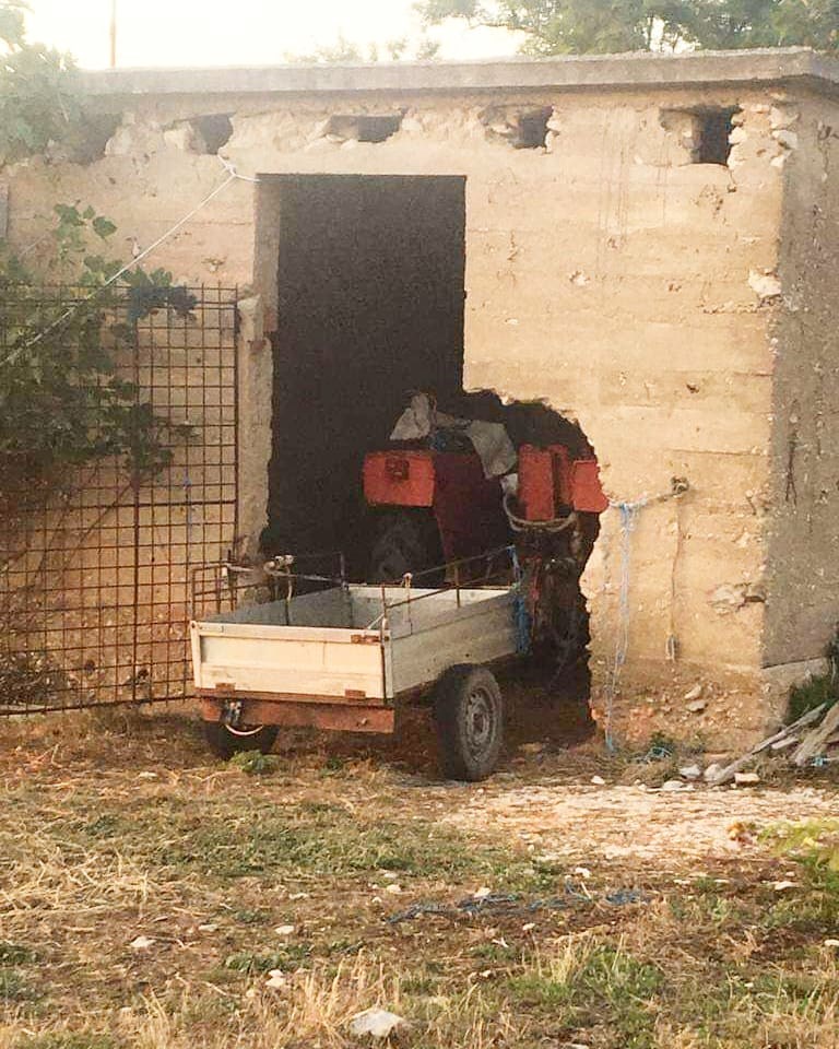 Tvrdoglavi čovjek htio da mu u šupu stane i traktor, pogledajte kako je riješio ovaj problem