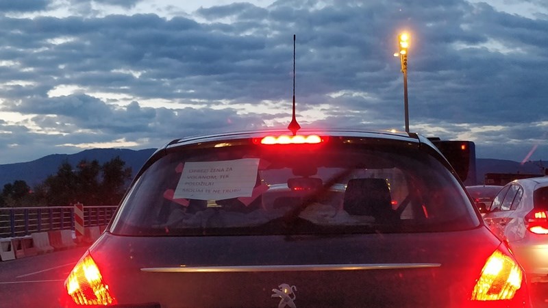 Ostali vozači su odmah primijetili ovu poruku na autu. Sve im je bilo jasno kad su je pročitali