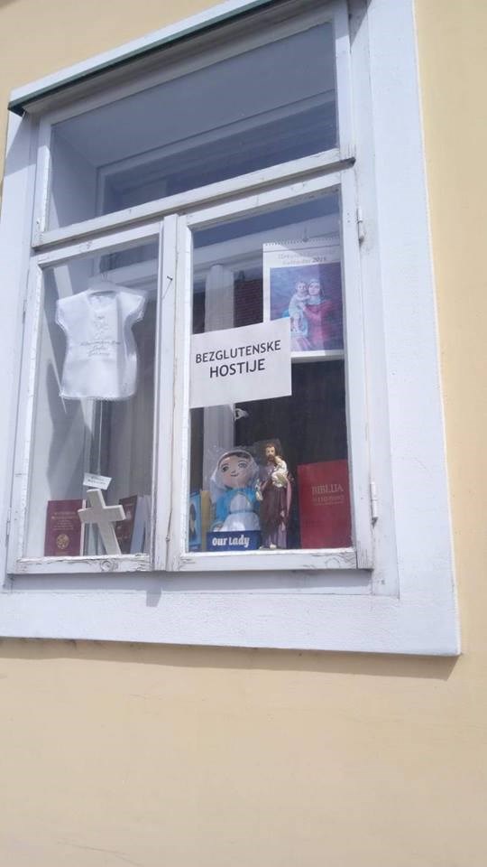 Ova napredna vjernica u koraku je s vremenom, pogledajte što nudi u svom izlogu na prozoru sobe