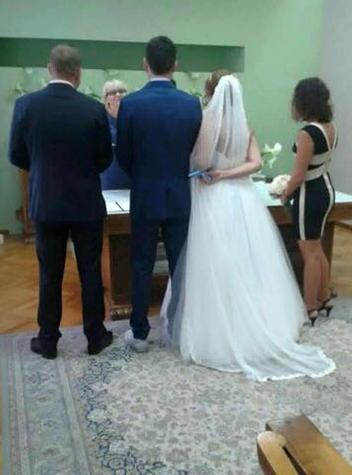 Mladenka je nasmijale goste vjenčanja, pogledajte što je držala iza leđa