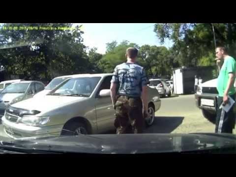 Rusu je parkirani automobil blokirao izlaz na cestu, a onda je smislio čudno rješenje