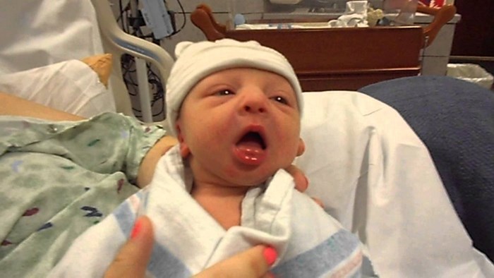 NAJSLAĐI VIDEO DANA Novorođena bebica počela je štucati, zvučala je kao gumena igračkica
