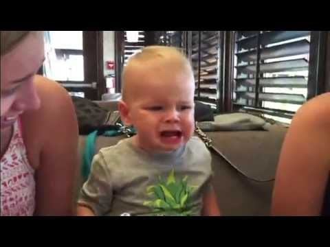 NIJE IM MOGLA ODOLJETI Tvrdoglava beba nije htjela prestati jesti brusnice iako ih mrzi