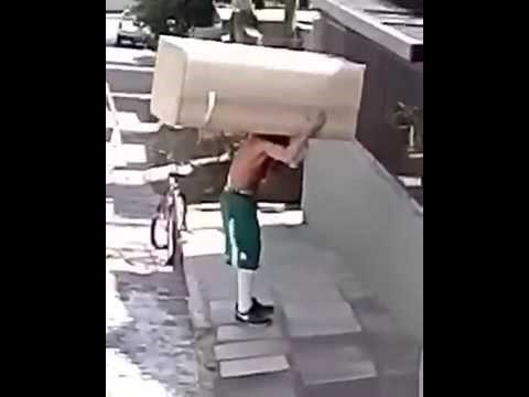 Tko kaže da nije moguće voziti hladnjak na biciklu? Nećete vjerovati svojim očima kad vidite ovog lika