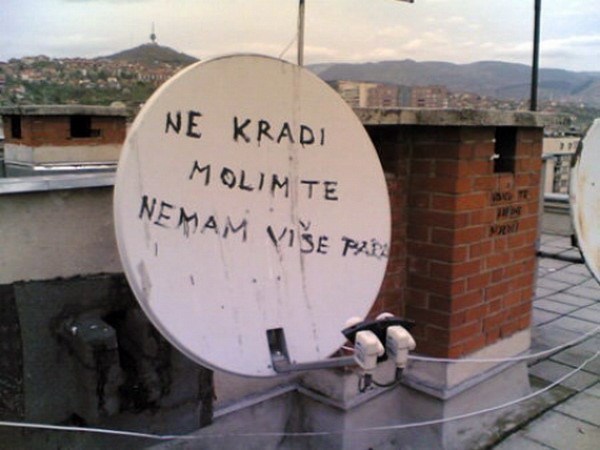 Čovjek se popeo na krov zgrade, a onda je ugledao smiješan natpis na susjedovoj anteni