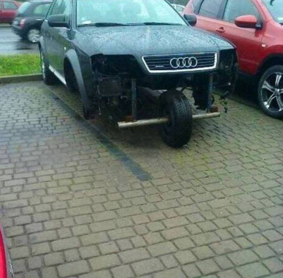 Vozač Audija ostao je bez prednjih kotača, no brzo se snašao