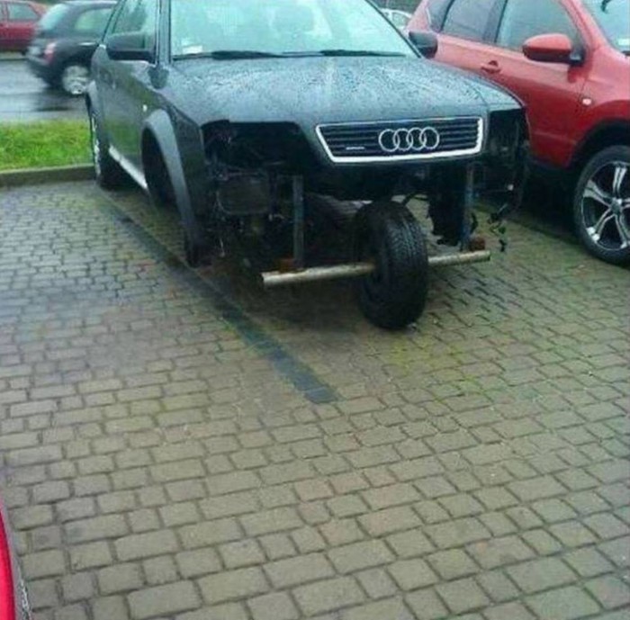 Vozač Audija ostao je bez prednjih kotača, no brzo se snašao