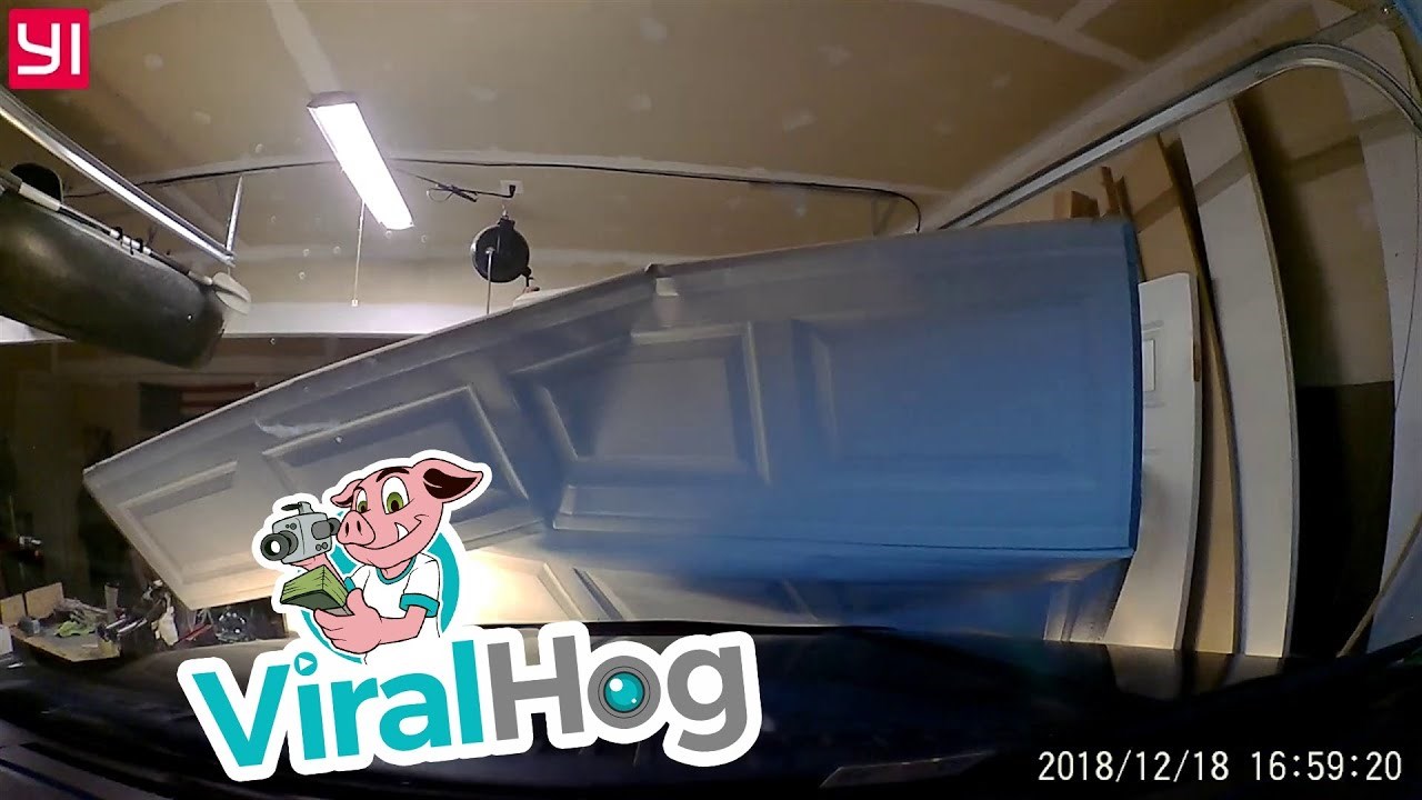 VIDEO Tata je sinu dao da auto parkira u garažu, bila je to loša odluka