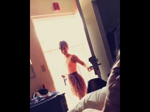 VIDEO Dečko je jedva čekao da mu djevojka izađe iz stana, a razlog će vas nasmijati do suza