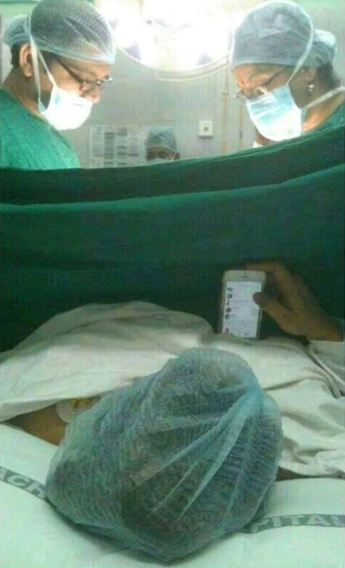 Živimo u čudnim vremenima, pogledajte što pacijent radi dok ga doktori operiraju