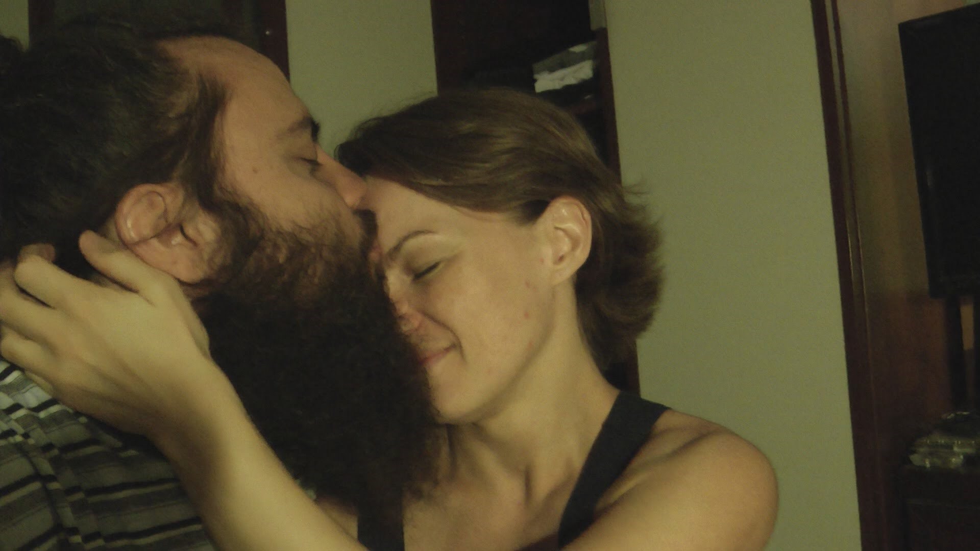 VIDEO Lik se obrijao prvi put nakon više od godinu dana pa svoju djevojku šokirao u krevetu