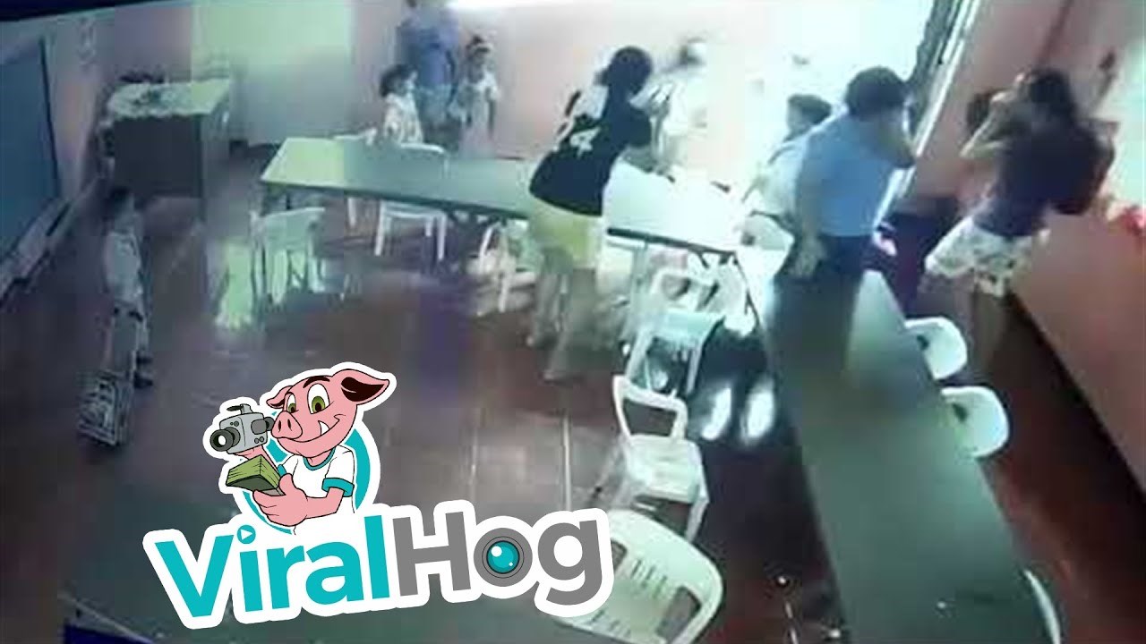 UČITELJICA PLAKALA OD SMIJEHA Pospani dječak se naglo probudio, nije više znao što je stolica, a što torba!