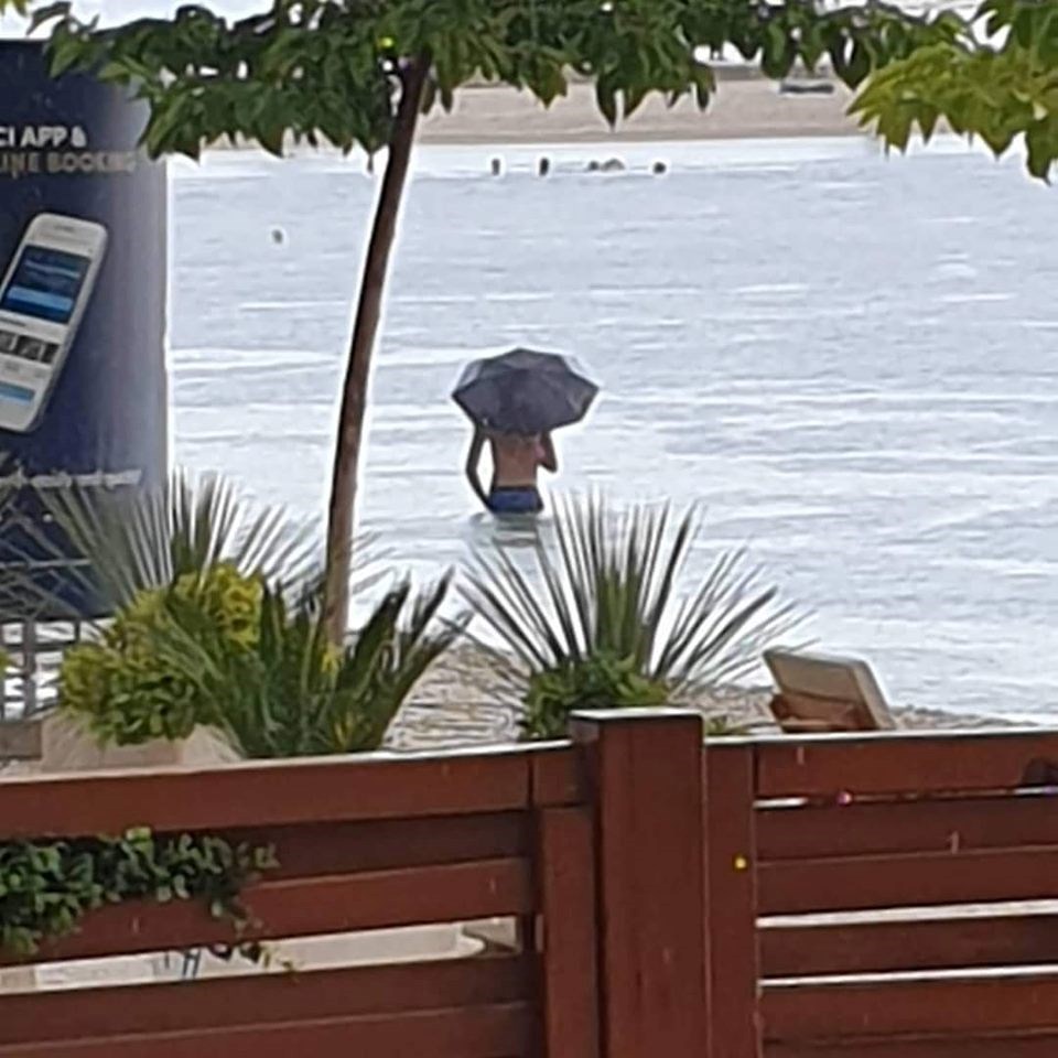 Ovom turistu ništa neće dan pokvarit, ostali su se smijali kad su vidjeli kako se kupa u moru