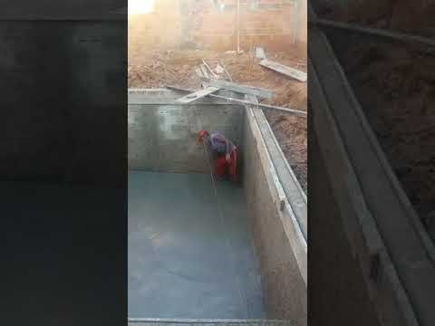 Snimili su zidara koji je na čudan način obavljao svoj posao, na kraju ih je nasmijala njegova nezgoda