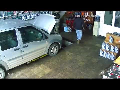 PODIGLI HAUBU PA DOŽIVJELI ŠOK Svi se smiju reakciji automehaničara koji su se uplašili štakora