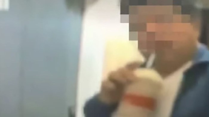 Dostavljač je dječaku donio naručeni milkshake, kamera na ulznim vratima snimila je nešto odvratno