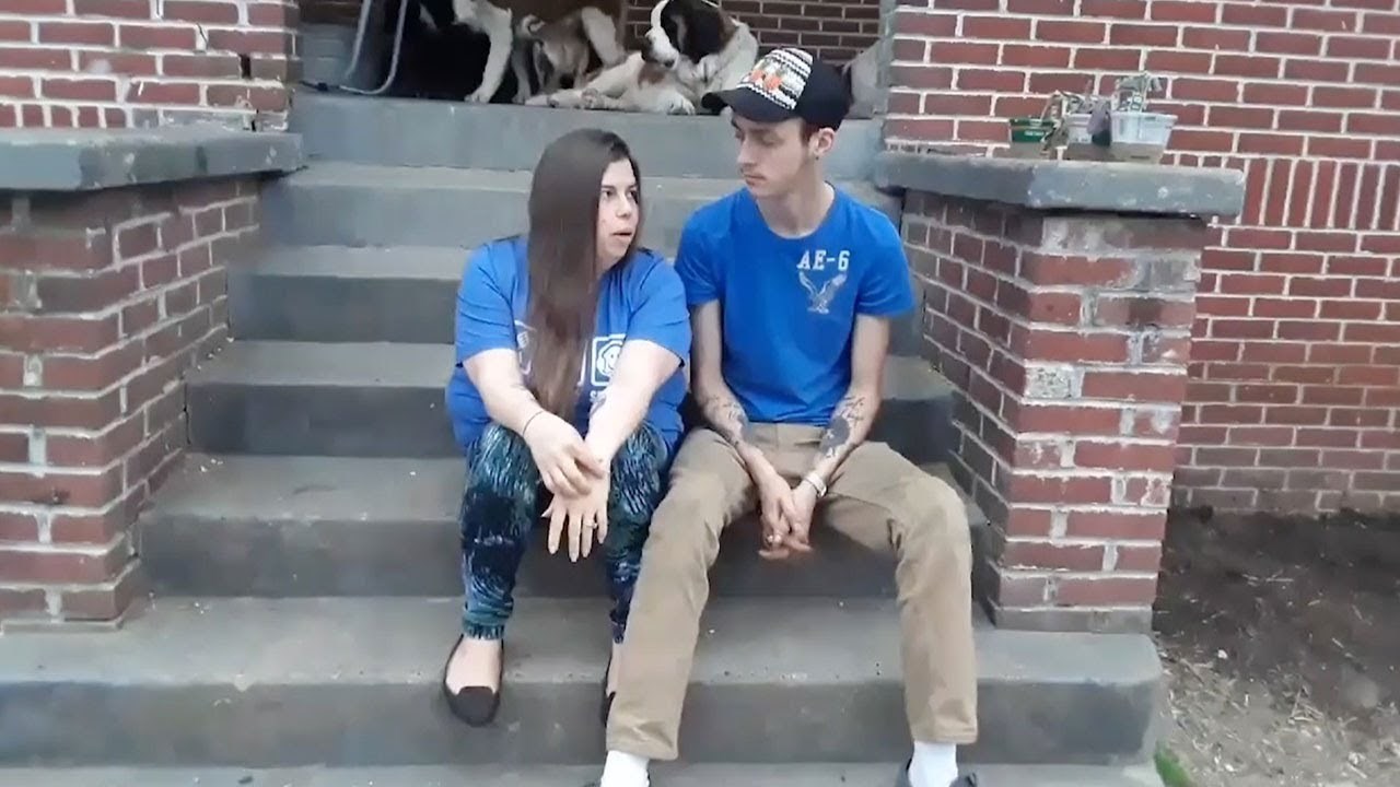 Njihovu vezu nitko ne smatra normalnom, situacija postaje još čudnija kad ljudi saznaju tko joj je sin