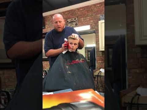 DIJETE DOŽIVJELO ŠOK U SALONU Frizer odglumio da mu je odrezao uho, mama se počela smijati