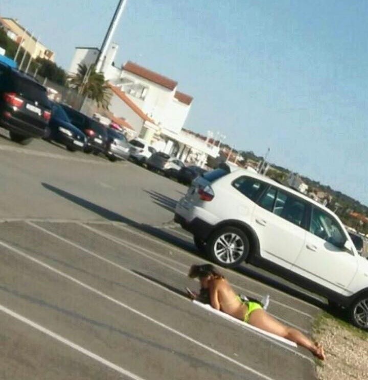 Turistkinja u Novalji začudila prolaznike, pogledajte što je radila na parkiralištu