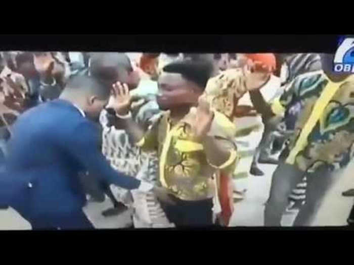 VIDEO Afrički svećenik tvrdi da jednim dodirom može povećati pimpače, svi mu vjeruju i dolaze na bizarni ritual