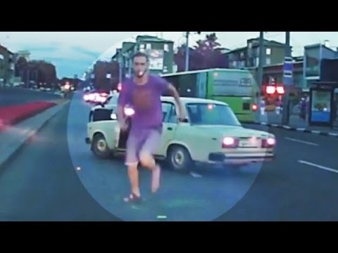 Lik se zaustavio nasred ceste kako bi se svađao i napao drugog vozača, na sljedećem križanju mu se to osvetilo