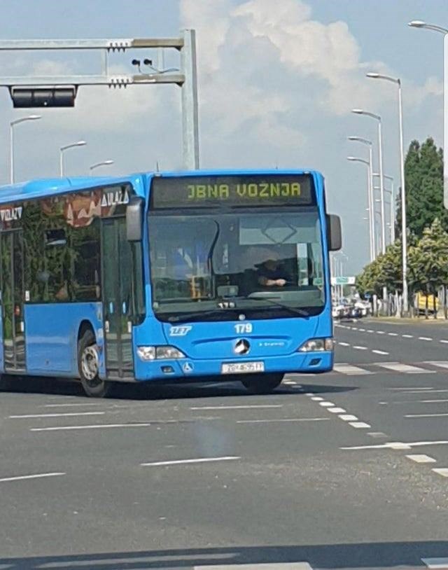 Netko je primijetio smiješan detalj na ZET-ovom autobusu, ljudi nisu bili sigurni trebaju li ući
