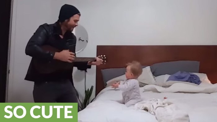 VIDEO Kada je svojoj kćerkici počeo pjevati i svirati, tata je snimio najslađu reakciju ikad