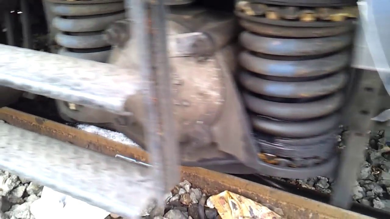 VIDEO Odgovor na vječno pitanje: Što se dogodi kada vlaku podmetnete kamen na tračnicu?