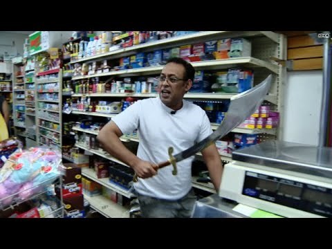 VIDEO Pljačkaš je uletio u dućan s mačetom, no odmah je pobjegao kad je vidio reakciju prodavača