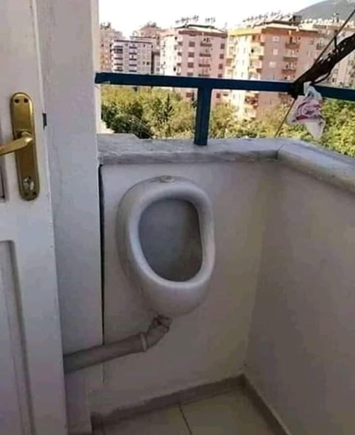 Čovjek je trebao rezervni toalet u stanu pa je na balkonu napravio muški WC "s pogledom"