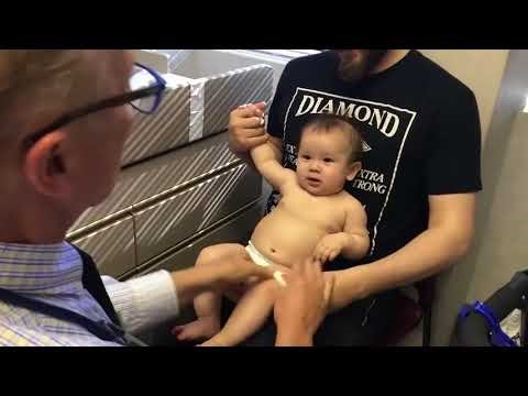 VIDEO Roditelji su snimili doktora koji je na genijalan način zabavio bebu tijekom cijepljenja