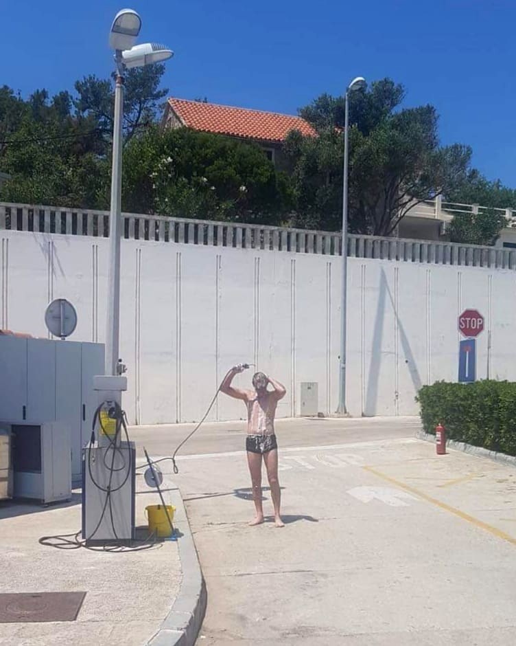 Kad ti je vruće nisi svoj: Netko je slikao neobičan prizor na benzinskoj postaji, pogledajte što je čovjek radio
