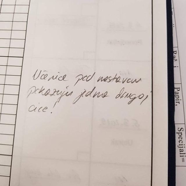 Profesorica napisala zbog čega je učenice izbacila s nastave, roditelji nisu bili sretni kad su vidjeli ovo