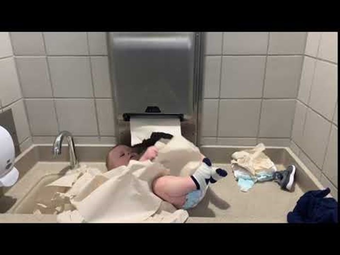 Mama odnijela bebu u javni WC kako bi joj promijenila pelene pa primijetila da se dijete i bez nje dobro zabavlja