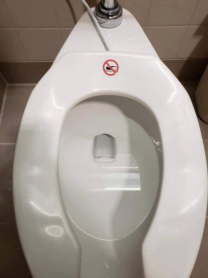 U javnom WC-u je postavljen znak zabrane koji nikome nije jasan