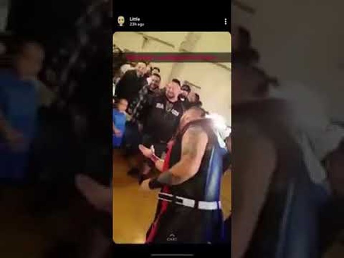 VIDEO Profesionalni hrvač pljunuo je na djevojčicu iz publike pa dobio batina od njenog tate