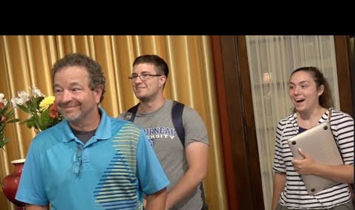 VIDEO Obitelj je bila iznenađena maminom transformacijom, pogledajte koliko ju je stilist promijenio