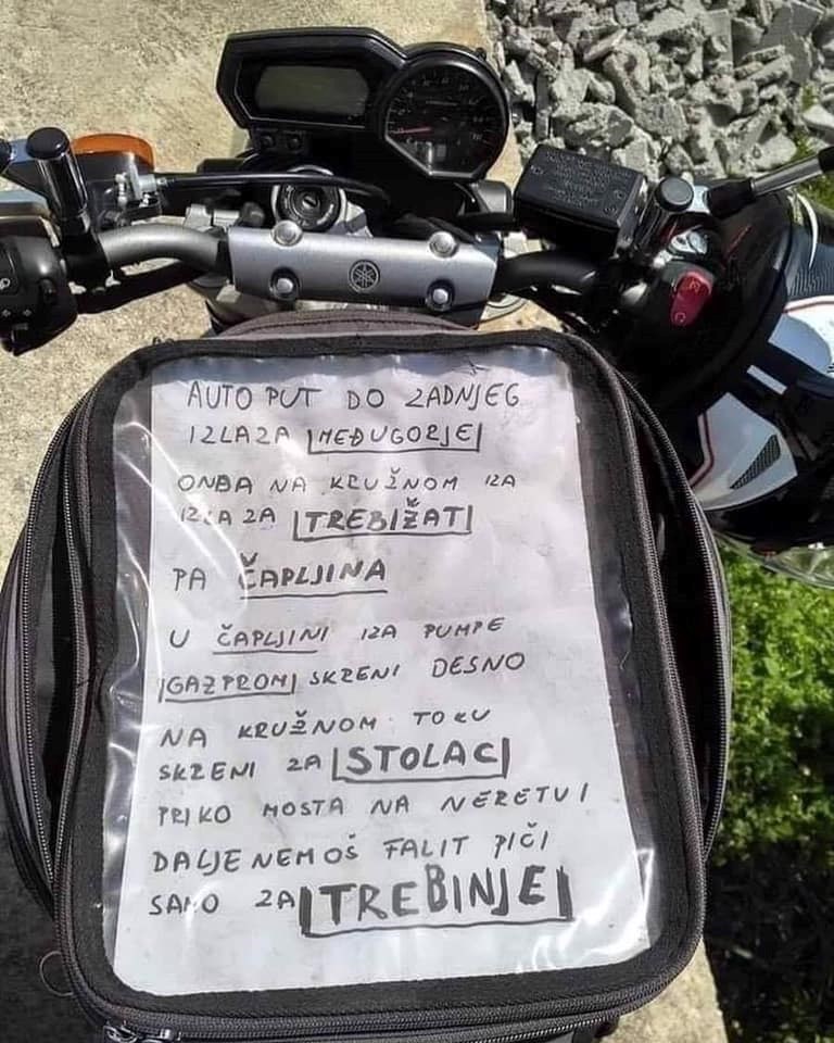 Ovom motoristu ne treba navigacijski sustav ili karta, sve što treba znati ima na ovom papiru