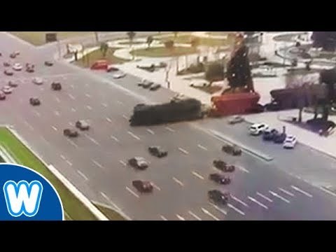 VIDEO Vlak je bez ikakve rampe i upozorenja prelazio preko avenije sa 7 traka, evo što se dogodilo