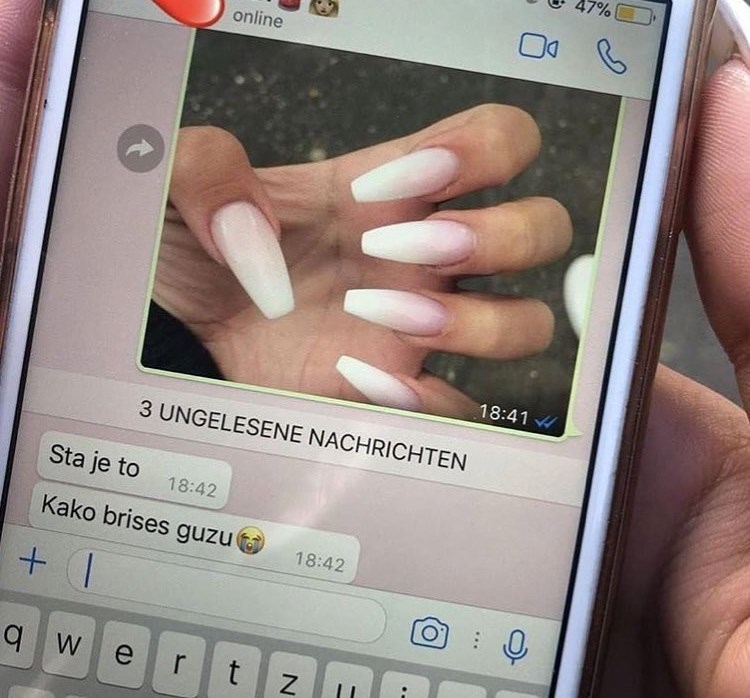 Djevojka se mami pohvalila novim noktima, a onda je dobila poruku s pitanjem koje ju je nasmijalo