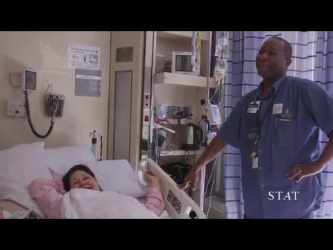 Ovaj muškarac radi u bolnici već preko 30 godina, a pacijentima popravlja raspoloženje na prelijep način