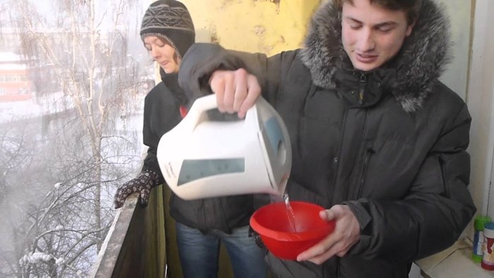 VIDEO Rusi iz Sibira su na balkonu izveli zanimljiv pokus, pogledajte što se dogodilo s vodom na -40°C!
