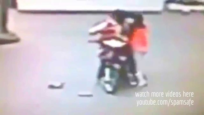 VIDEO Pljačkaš na motoru napao ženu, nećete vjerovati što je učinila nakon što se uspješno obranila