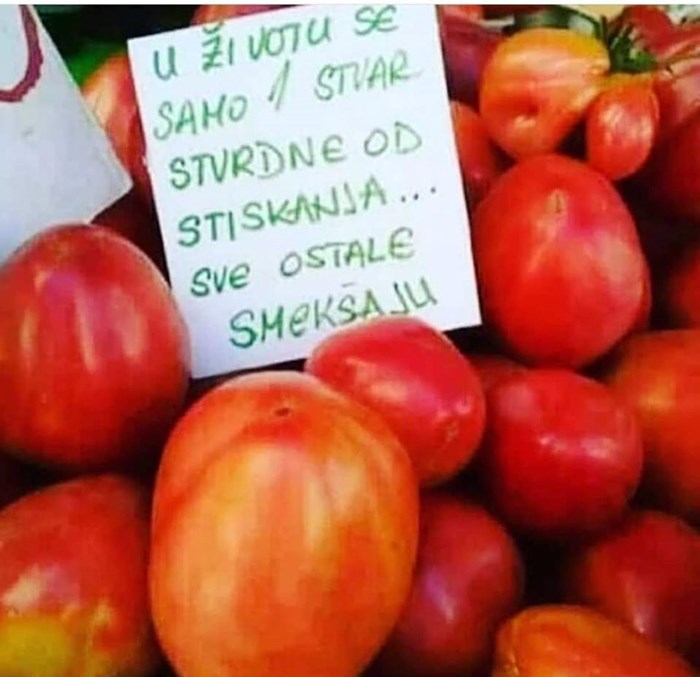 Prodavačica na tržnici je ljude na smiješan način zamolila da ne pretjeruju sa stiskanjem rajčica