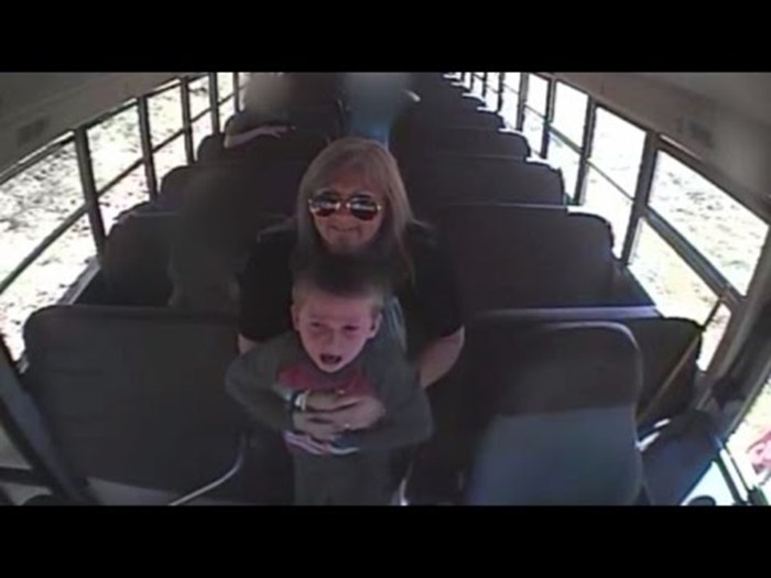 Vozačica busa primijetila je da dijete pokušava povratiti, kamera je snimila potez koji će dječak zauvijek pamtiti