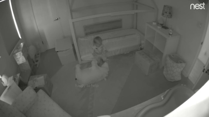 Roditeljima nije bilo jasno kako je beba sama izašla iz sobe, a onda su pogledali snimku kamere