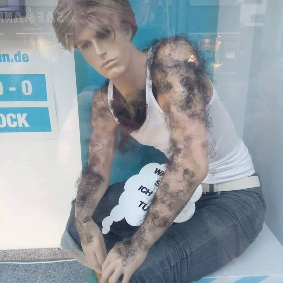 Prolaznici su u gradu vidjeli najčudniju izložbenu lutku ikad 