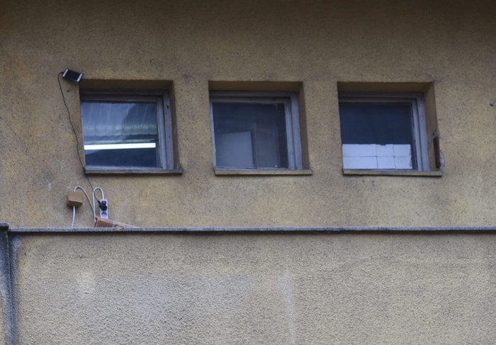 Primijetili su da ih netko špijunira, pogledajte što su ugledali kraj prozora